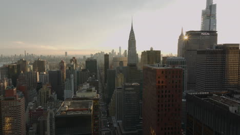 Stürmer-Fliegen-Bei-Sonnenuntergang-über-Midtown.-Luftaufnahme-Bekannter-Gebäude.-Manhattan,-New-York-City,-Vereinigte-Staaten