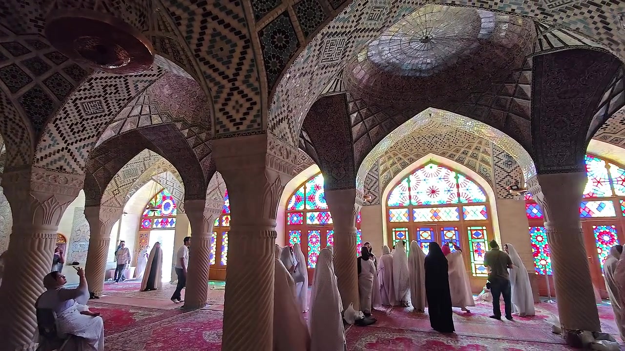 Turisti che visitano la Moschea Nasir al-Mulk a Shiraz