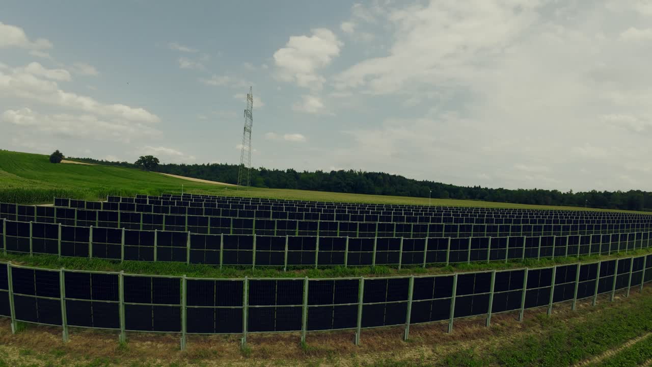 dron volando sobre el campo agrícola y sistema fotovoltaico, paneles solares instalados en filas entre los campos, estiria, austria