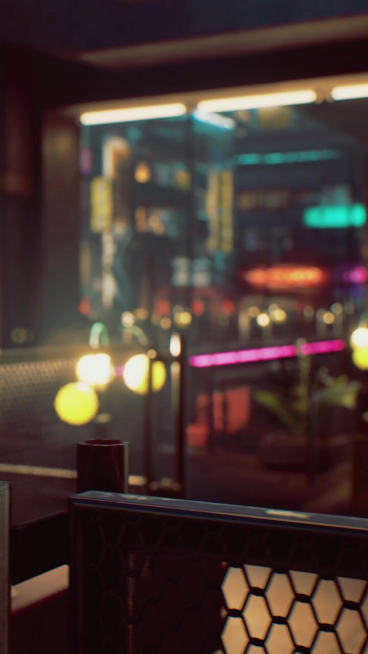 Scena urbana notturna con luci brillanti e riflessi sugli edifici.