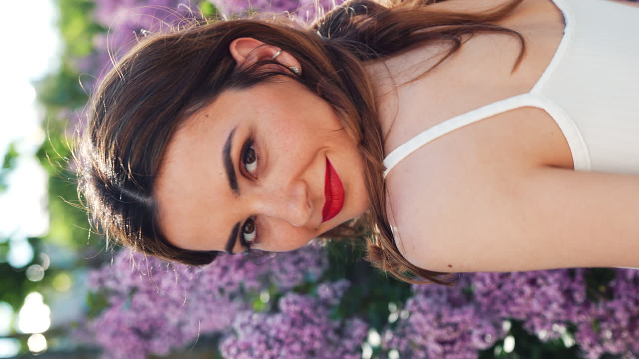 mujer sonriendo en el jardín de flores de lila