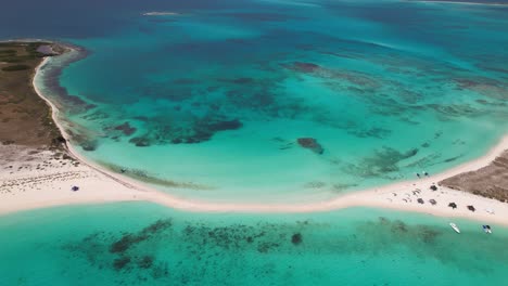 istmo arenoso de cayo de agua, dolly aéreo inclinado hacia abajo, perspectiva de arriba hacia abajo, espacio para texto