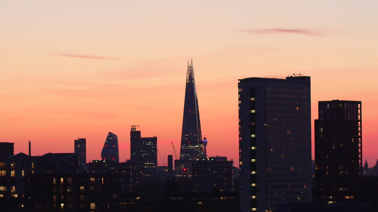 horizonte de la ciudad de londres al atardecer con el fragmento en southwark, inglaterra