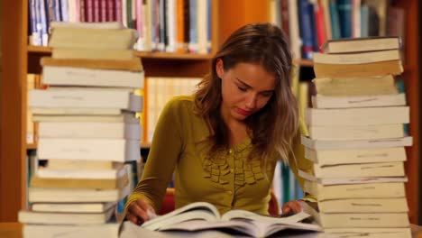 Bonita-Estudiante-Estudiando-En-La-Biblioteca-Rodeada-De-Libros.