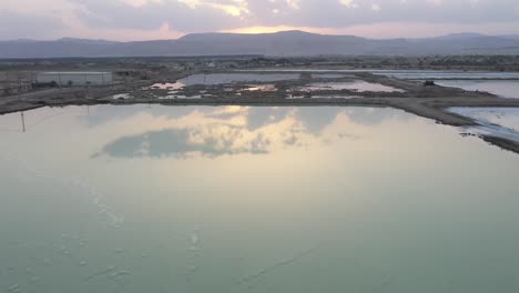 Toma-Aérea-Desde-Arriba-De-Una-Piscina-De-Sal-Junto-Al-Mar-Muerto-En-Israel