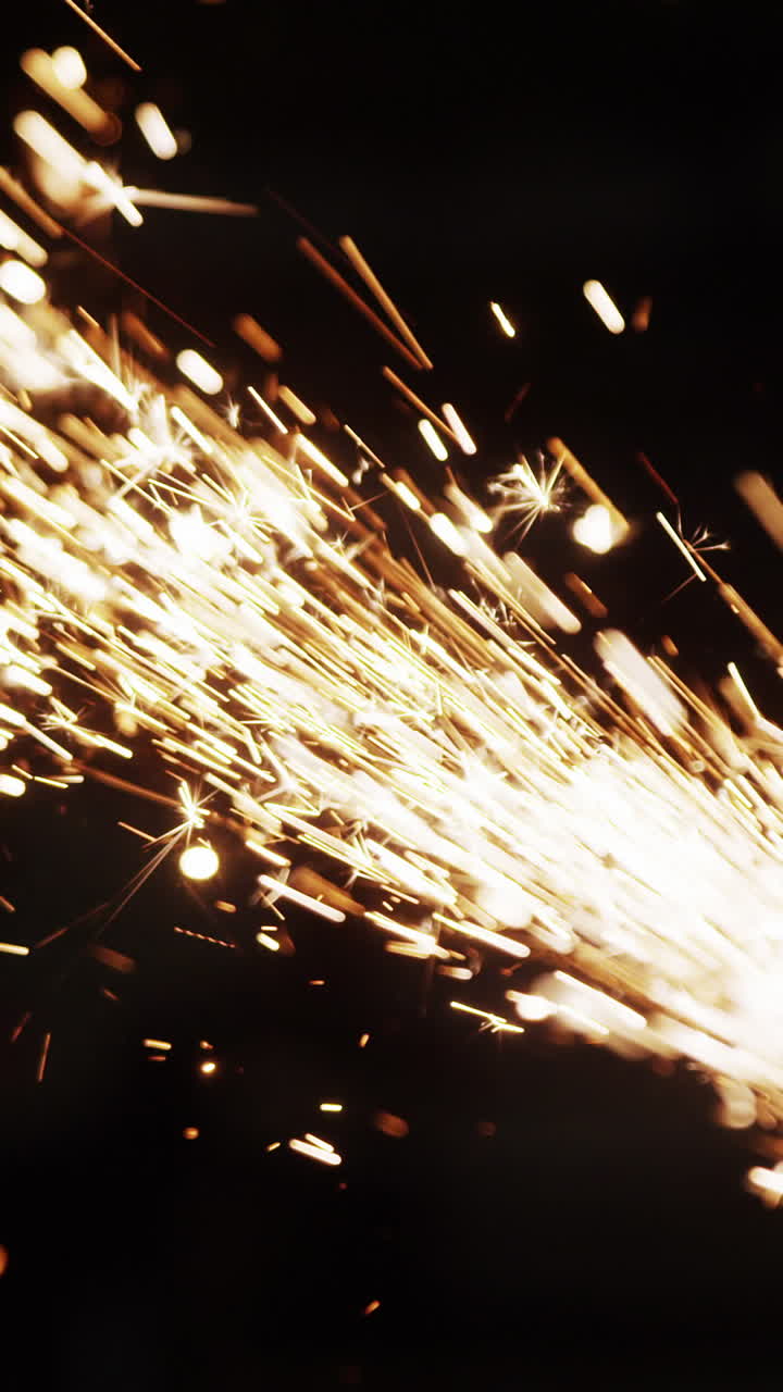 soldador que utiliza una sierra circular eléctrica