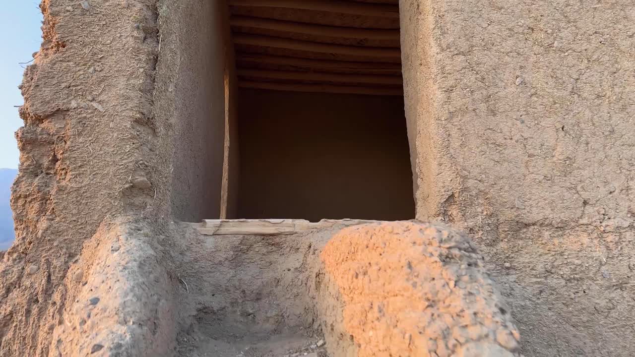 이란 중동 아라비아 건축 설계 유산 와이드 뷰 풍경 사람들의 삶의 사막 마을에 있는 지역 시골 집의 점토 전통 진흙 수제 계단 계단