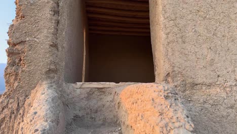 suba las escaleras en una escalera hecha a mano de barro tradicional de arcilla escalera de una casa rural local en la ciudad del desierto en irán medio oriente arabia diseño arquitectónico patrimonio vista amplia paisaje vida de la gente