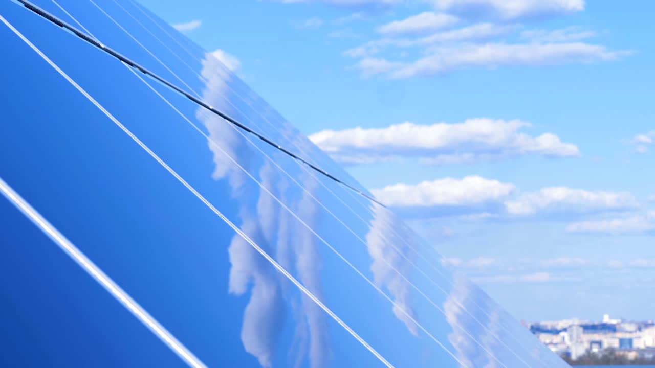 небо отражается в солнечной панели под прямым углом. концепция сохранения энергии экологии.