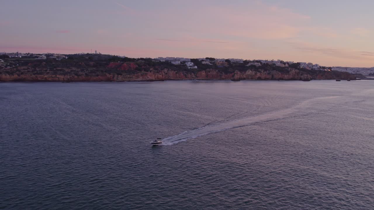 fotografía aérea de un barco pesquero que navega en el océano en albufeira, portugal.