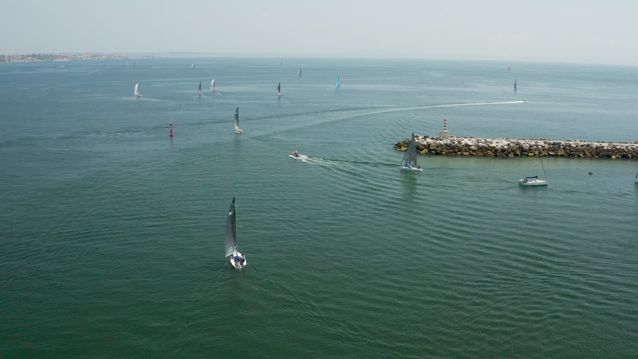 카스카이스 선착장을 떠나는 sb20 범선, 바다를 항해하는 요트 함대