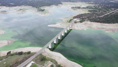 Vista-Aérea-Del-Puente-De-Carretera-Que-Cruza-El-Río-Verde