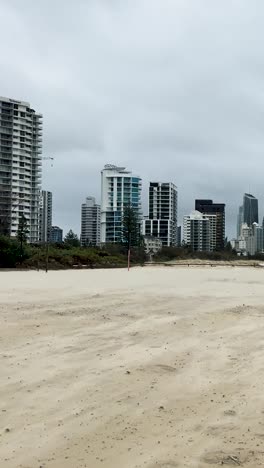 una escena tormentosa en broadbeach, gold coast, que muestra la erosión costera y el mar turbulento bajo cielos nublados