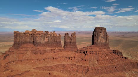 Eine-Große-Felsformation-Ragt-Prominent-In-Der-Monument-Valley-Wüste,-An-Der-Grenze-Zwischen-Arizona-Und-Utah-In-Der-Nähe-Von-Mexican-Hat,-Utah,-Hervor