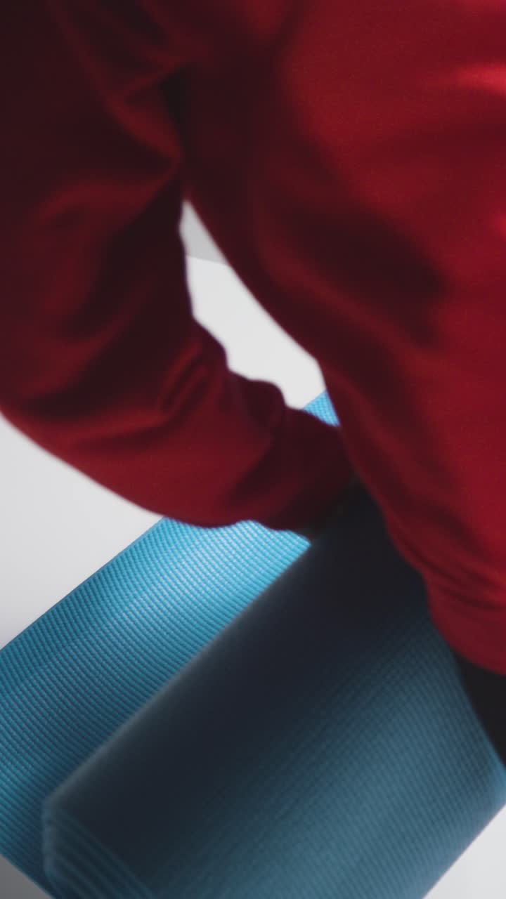 en medio de la foto de la chica a punto de hacer ejercicio