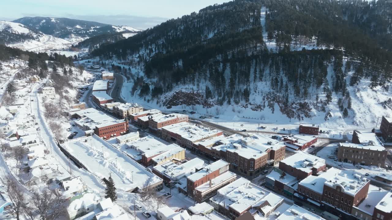 disparo de drone volando hacia atrás sobre deadwood, dakota del sur en invierno