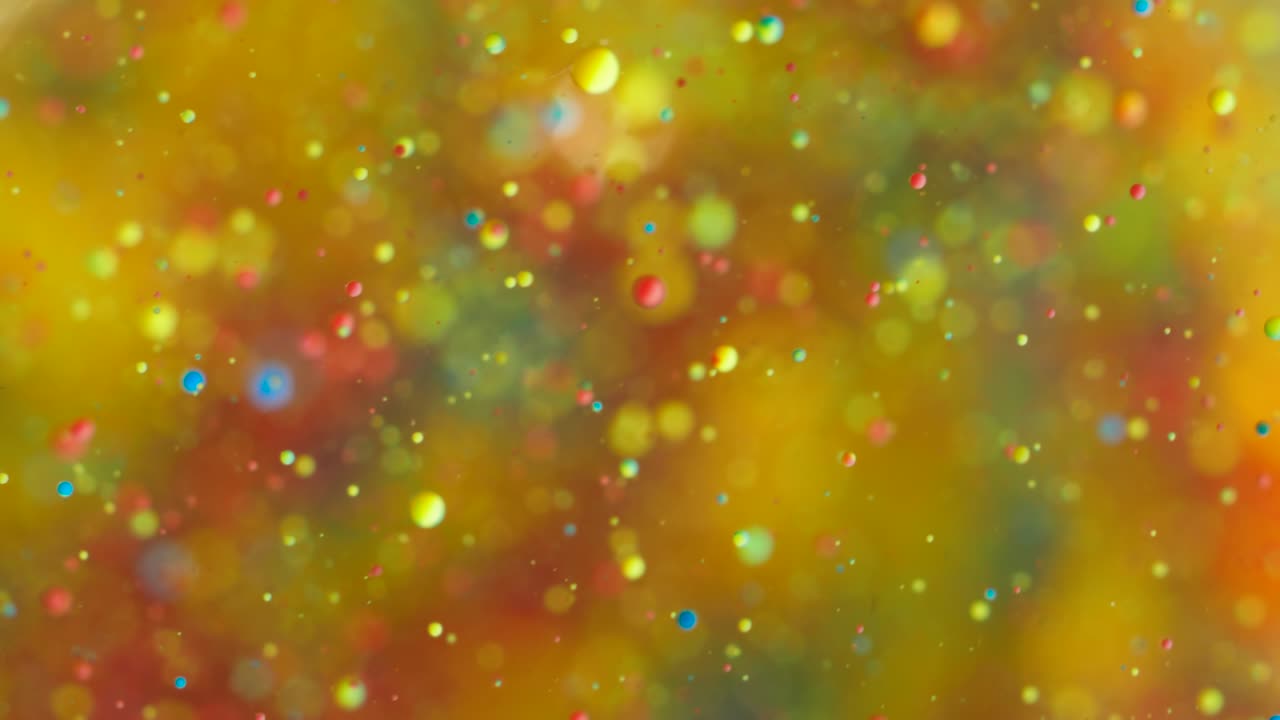 movimiento caótico abstracto de partículas en el espacio. movimiento lento colores brillantes burbujas pintura de aceite universo moviéndose multicolor de cerca. pintura acrílica. superficie hipnótica fantástica. big bang. nanotecnología.