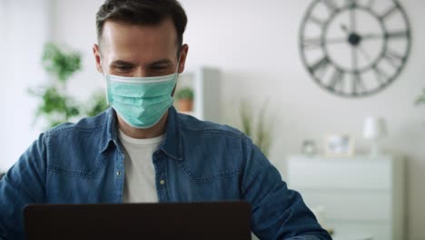 Vídeo-De-Seguimiento-De-Un-Hombre-Con-Mascarilla-Trabajando-En-Casa