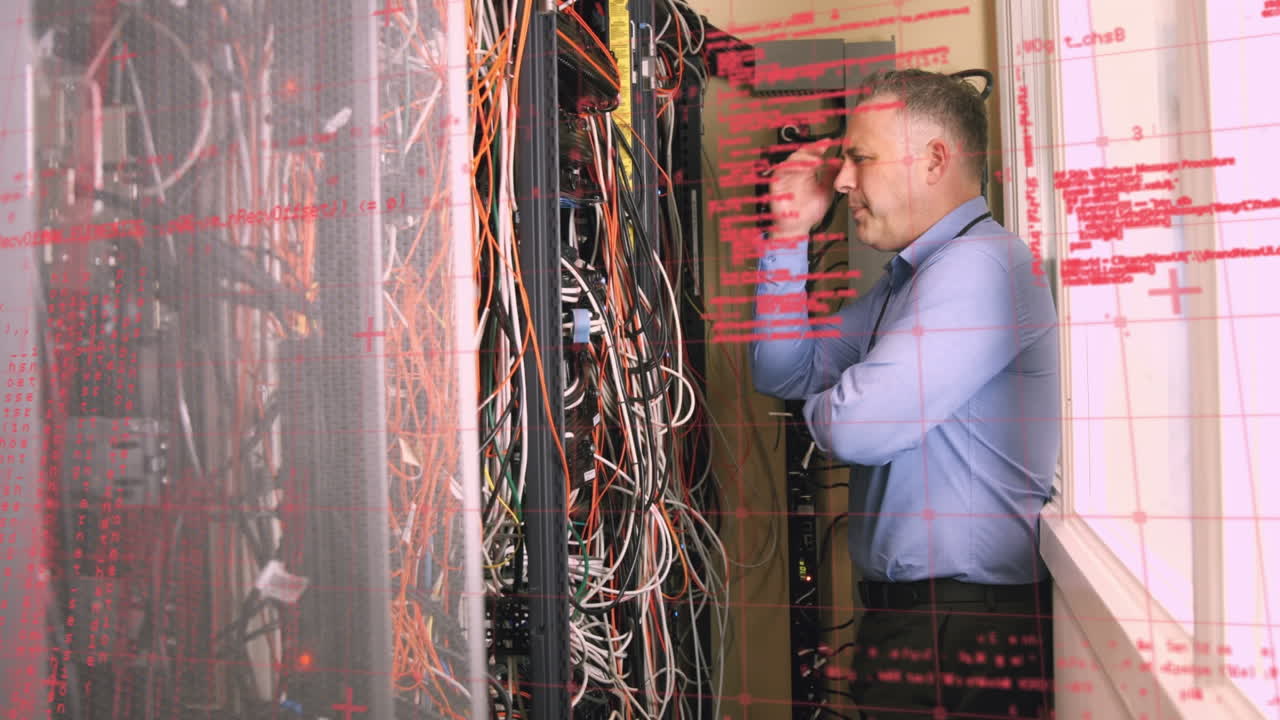 animación del procesamiento de datos sobre el hombre caucásico en la sala de servidores