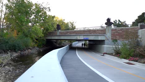 Corredor-Pasando-Por-Un-Paso-Subterráneo-A-Lo-Largo-De-Un-Arroyo