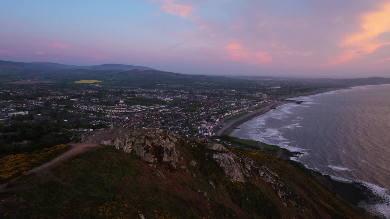 Bray all'alba, che cattura la città, la costa e un cielo vibrante. Adatto per promozioni turistiche e inquadrature di apertura.