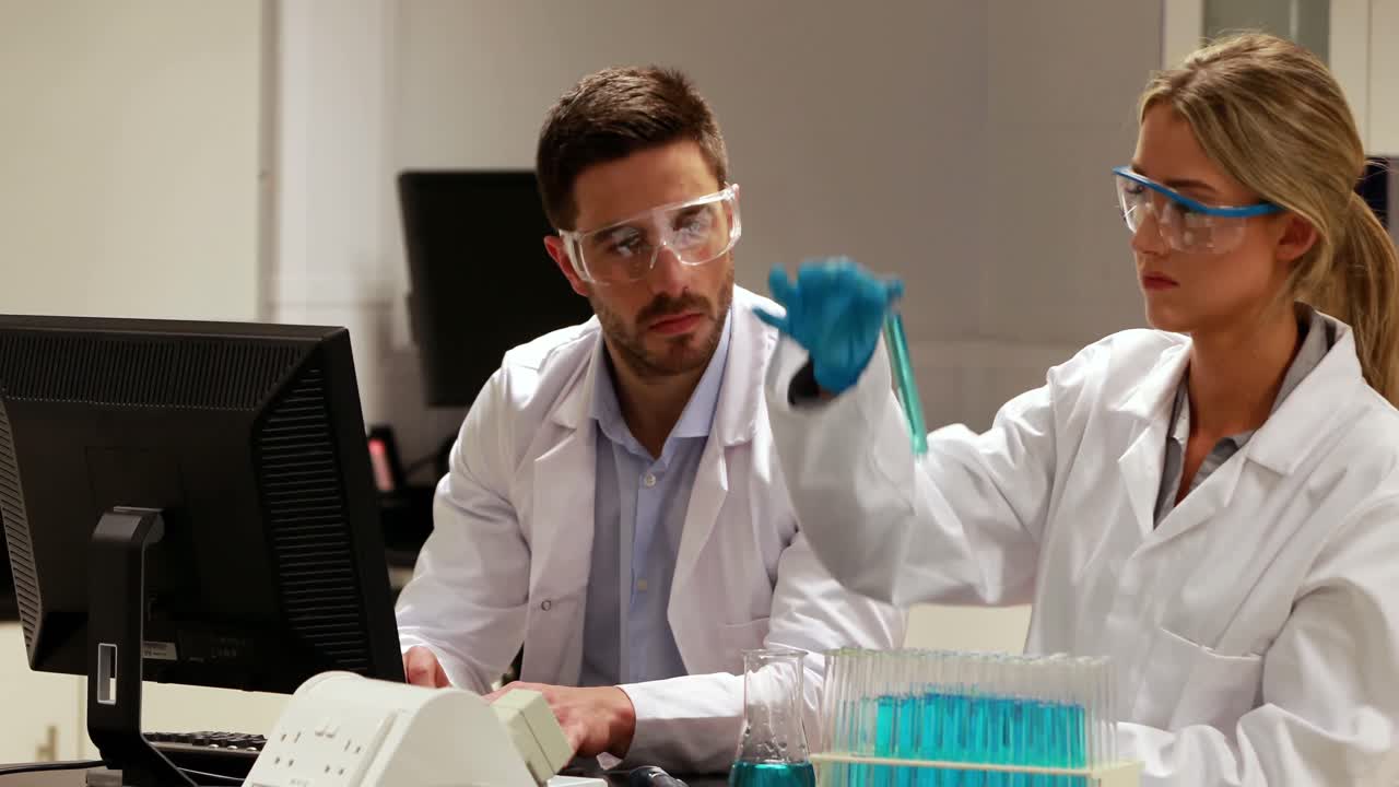 Due scienziati che fanno un esperimento chimico
