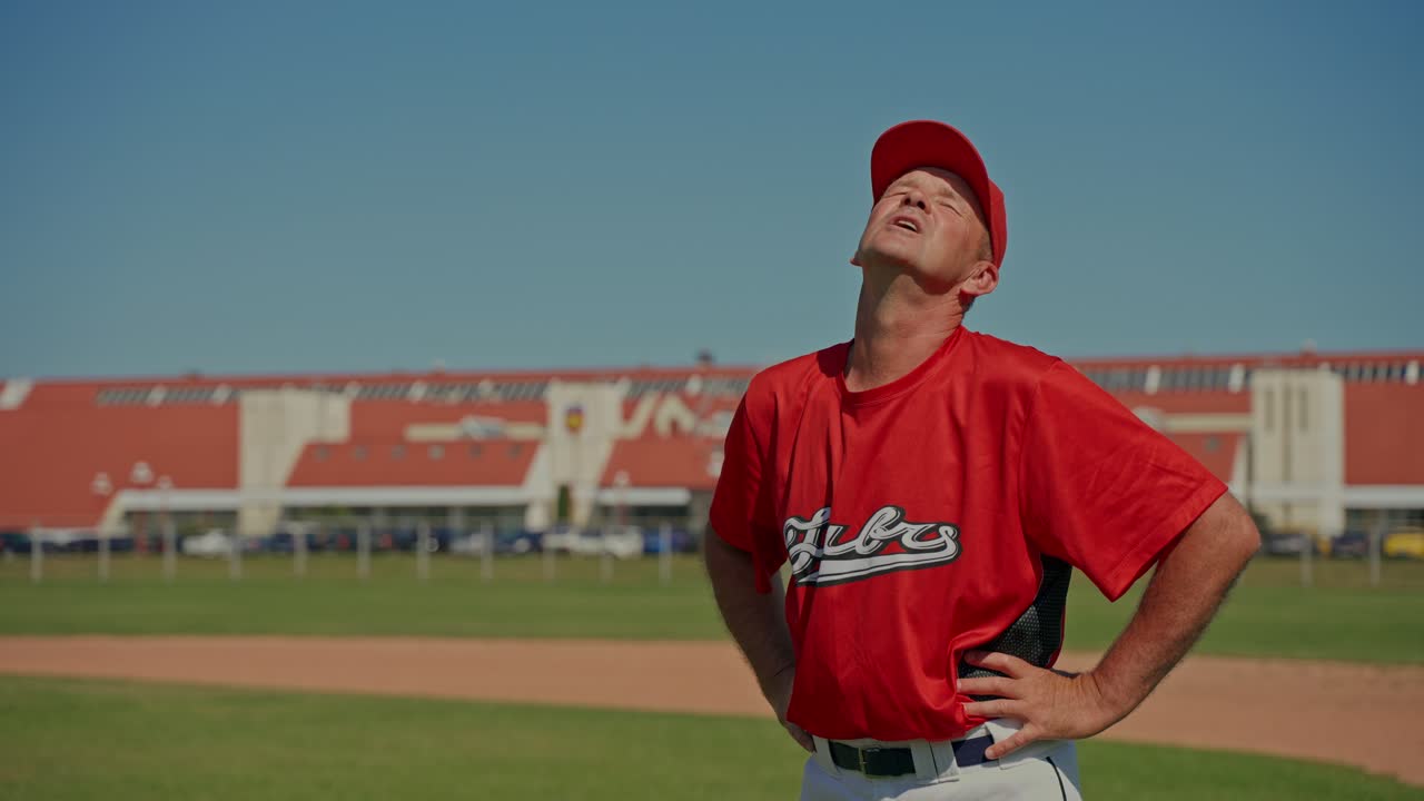 Allenatore di baseball sul campo