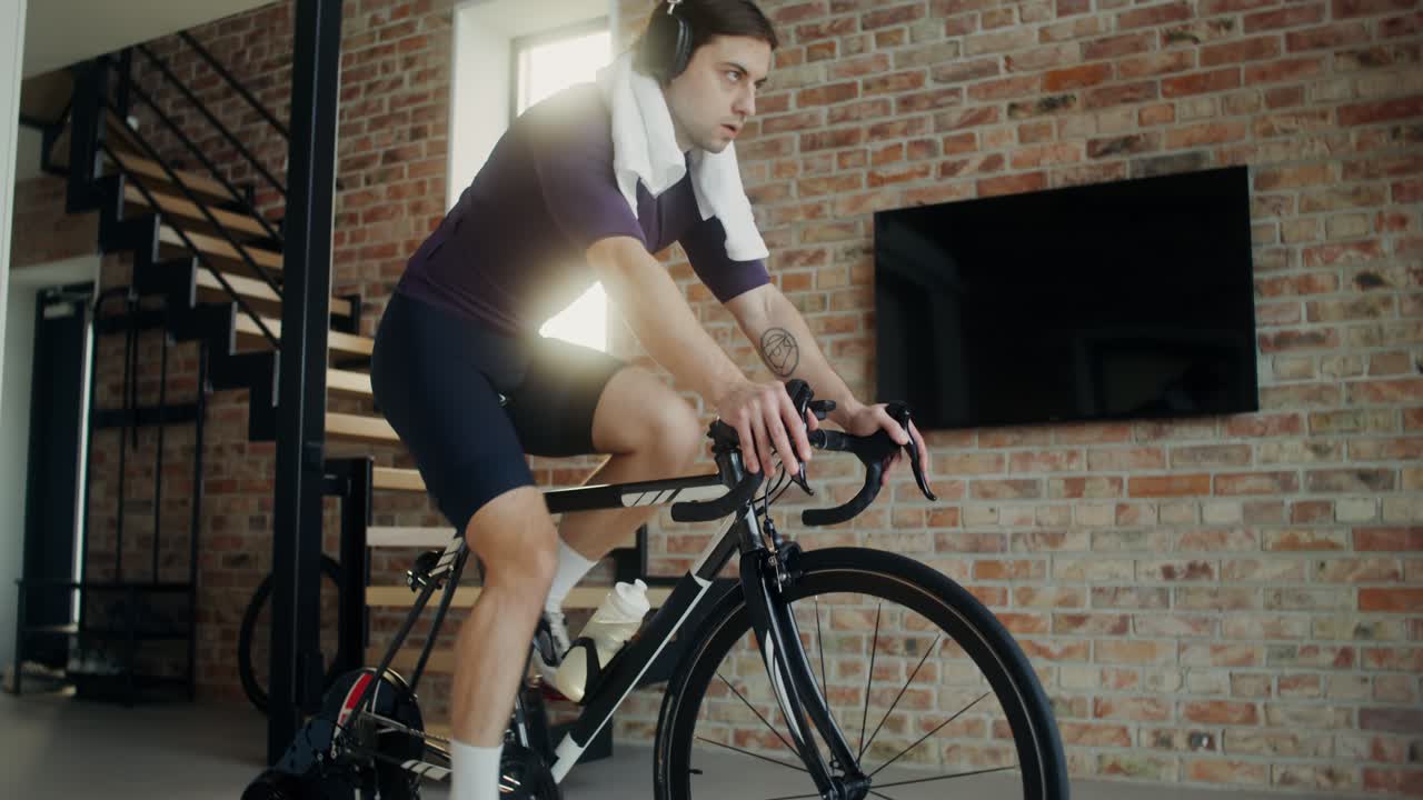 실내 사이클링 자전거 를 타고 운동 하는 사람