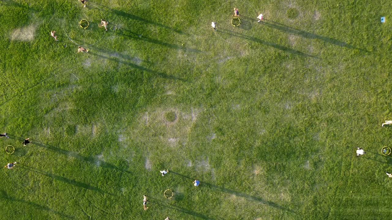 에서 스파이크볼을 치는 많은 사람들의 타임스 위상