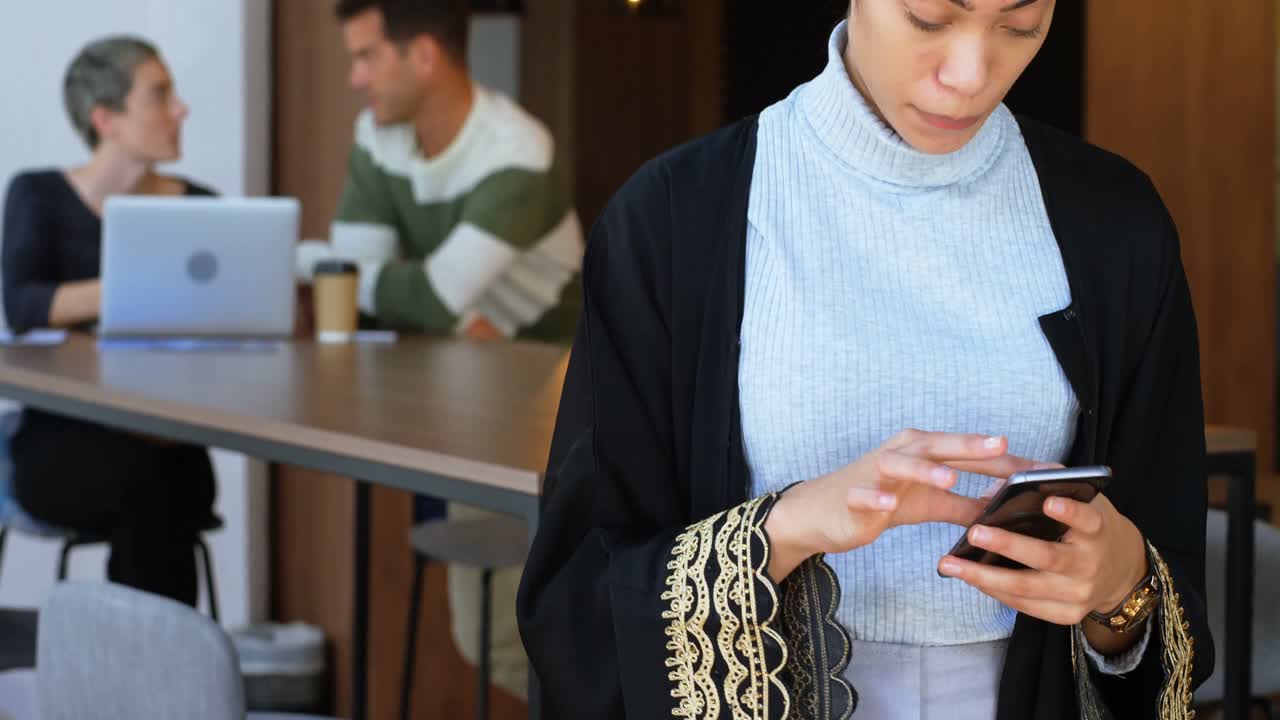 ejecutivo usando teléfono móvil en la oficina 4k