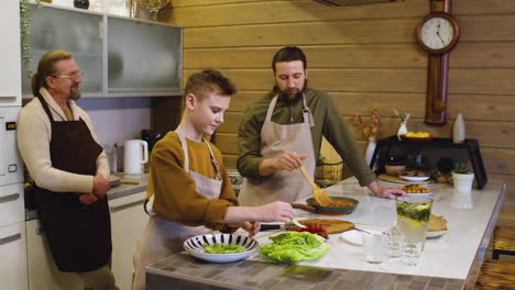 hombres caucásicos y niño en la cocina