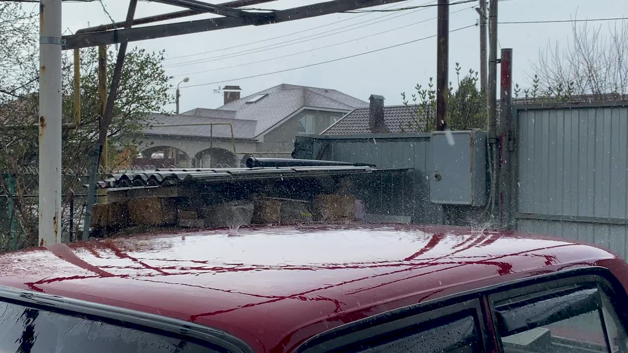 lluvia fuerte. gotas de lluvia golpean el techo del coche con fuerza. primer plano. precipitación atmosférica. temporada de fuertes lluvias en la ciudad. un sombrío cielo gris de otoño.
