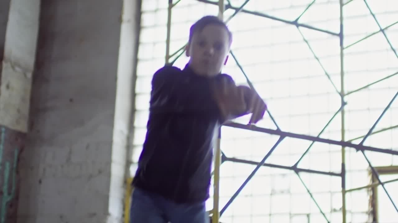 un niño joven bailando estilo libre.