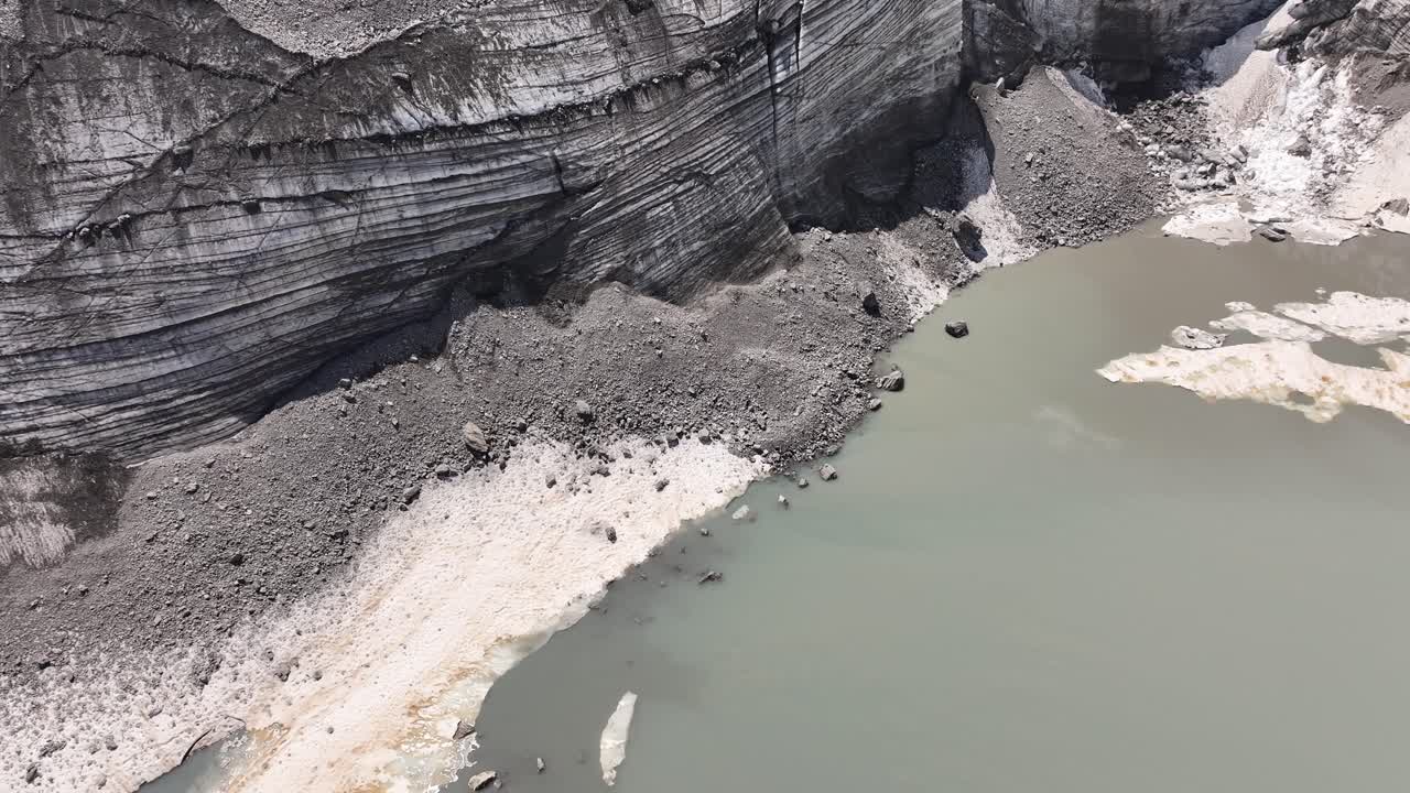 vista aérea de un escarpado paisaje montañoso con el lago glacial glaciersee debajo, ubicado en suiza, destacando klausenpass y el lago glaciar griesslisee