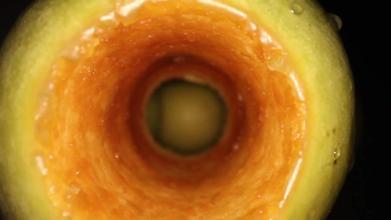 완전히 사과 바깥에서 시작하여 코어 내부로 밀어 넣습니다.