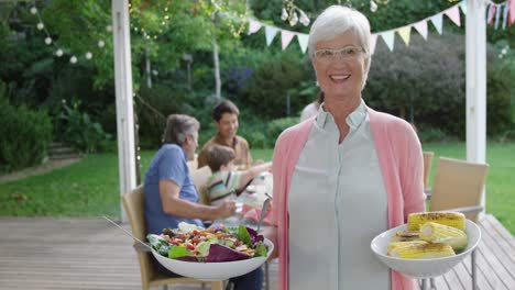 Familie-Isst-Im-Sommer-Gemeinsam-Draußen