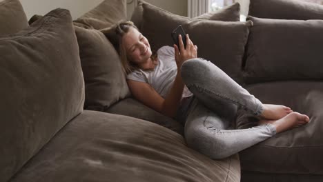 chica con teléfono en el sofá