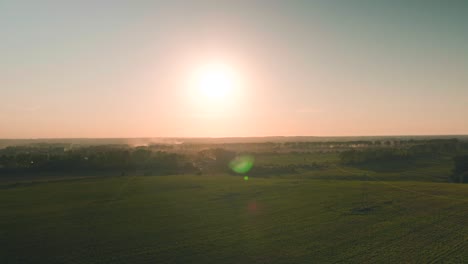 Puesta-De-Sol-Sobre-Un-Paisaje-Rural-Con-Campos-Y-Bosques