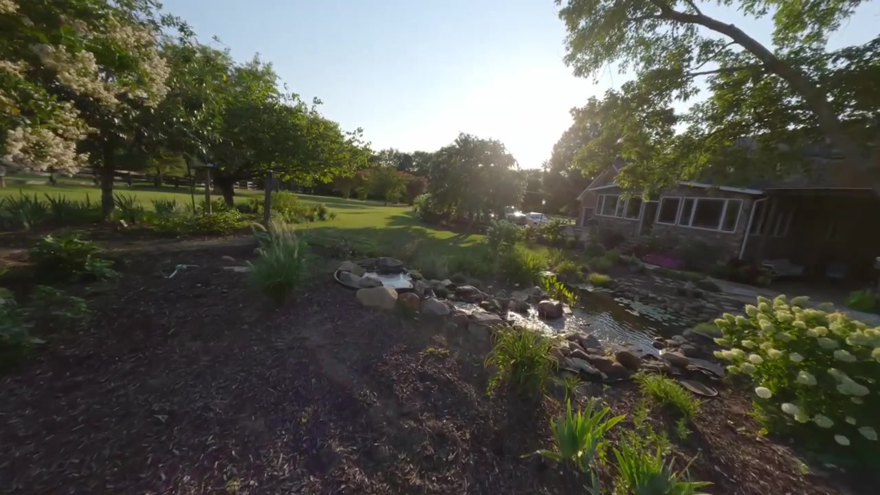Vuelo cinematográfico lento capturando un hermoso jardín al atardecer usando un dron FPV