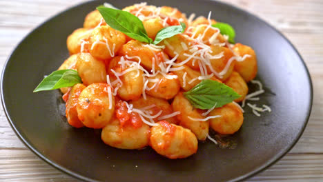 Gnocchi-In-Tomatensauce-Mit-Käse