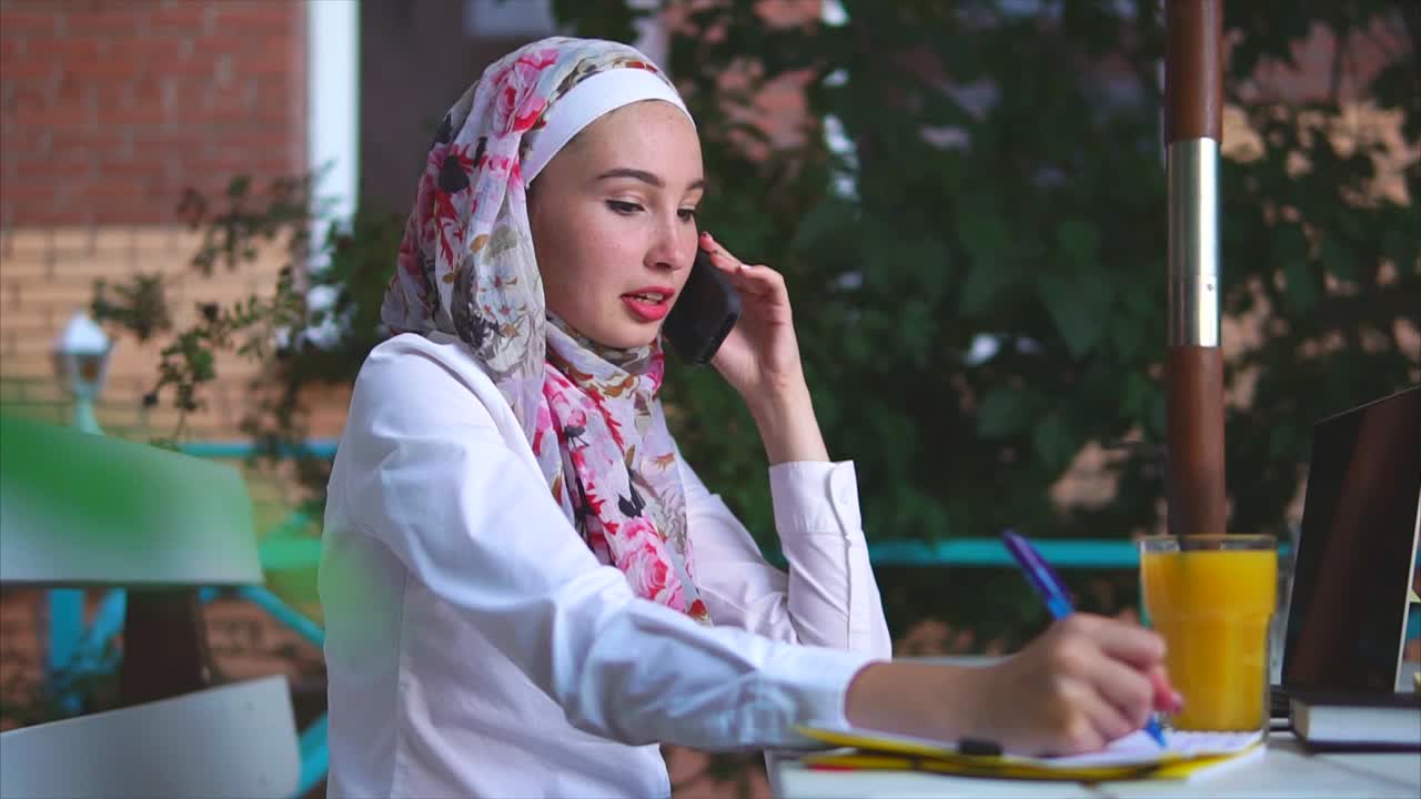 카페 에서 일 하는 여자