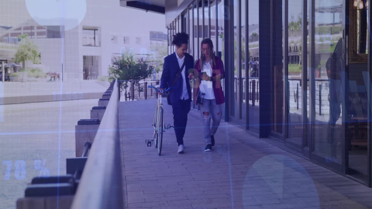 Due amici che camminano su un viale urbano, uno estrae lo smartphone che mostra sovrapposizioni di analisi tecnologiche.