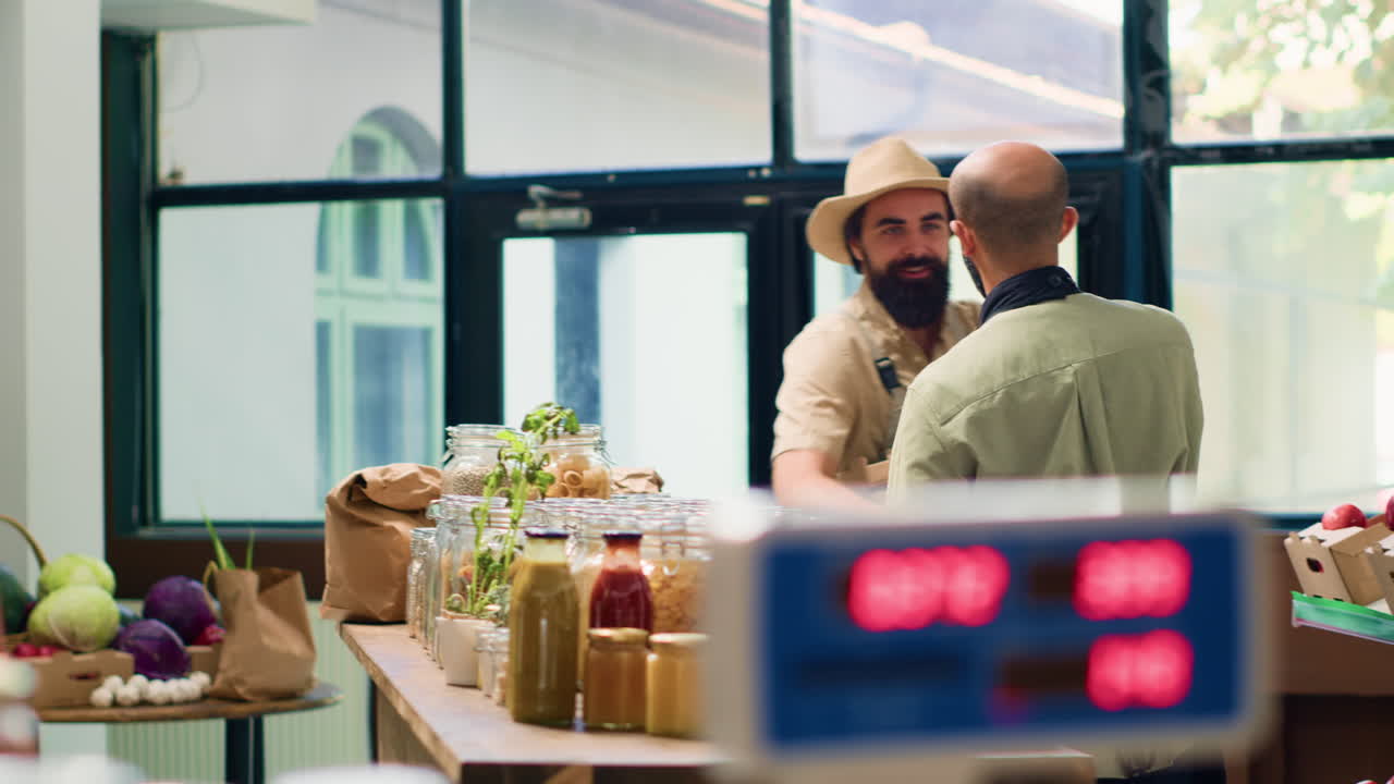 el agricultor local entrega los productos al vendedor
