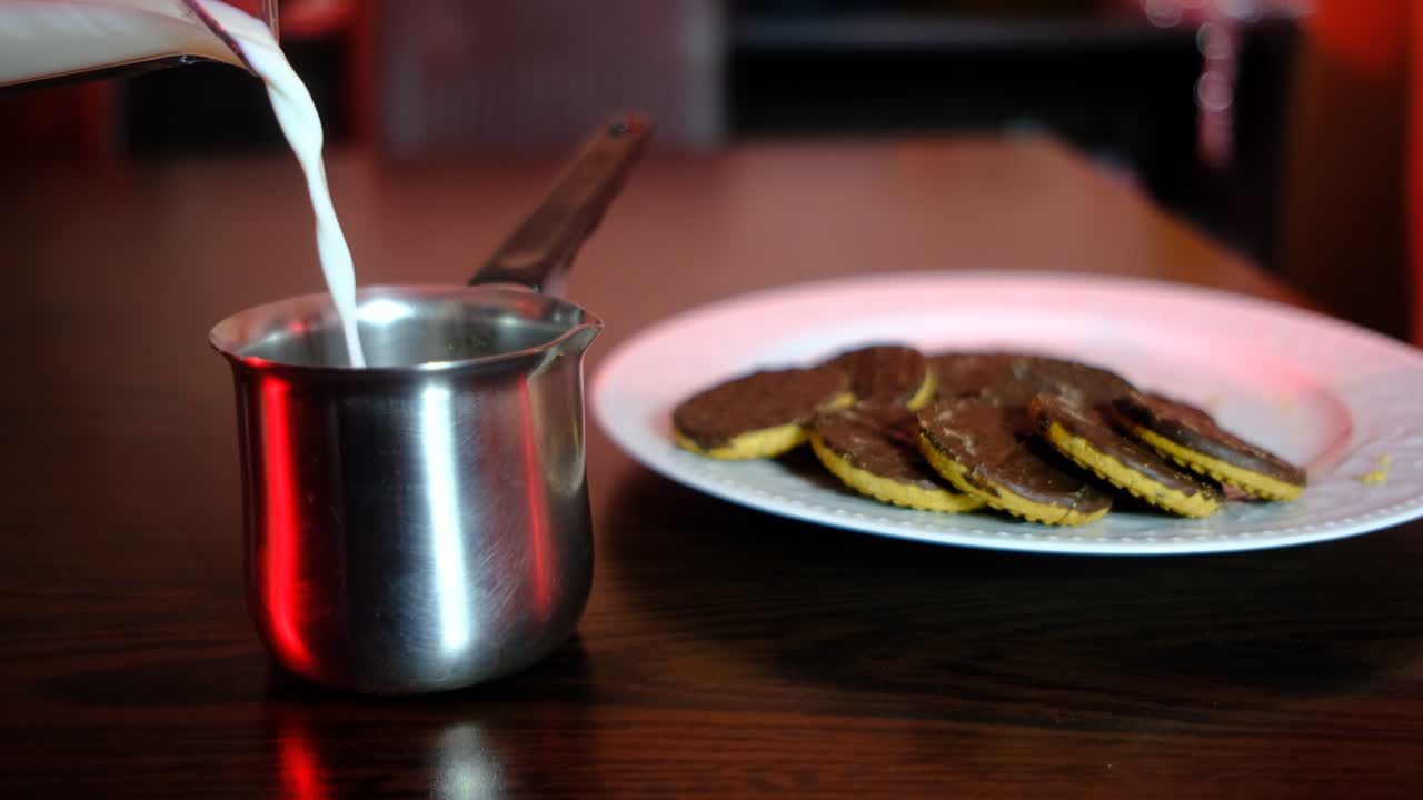 café lechoso en la mesa