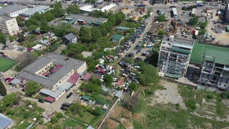 Haufen-Von-Wracks-Und-Schrottfahrzeugen-Auf-Einem-Schrottplatz-In-Tiflis,-Georgien