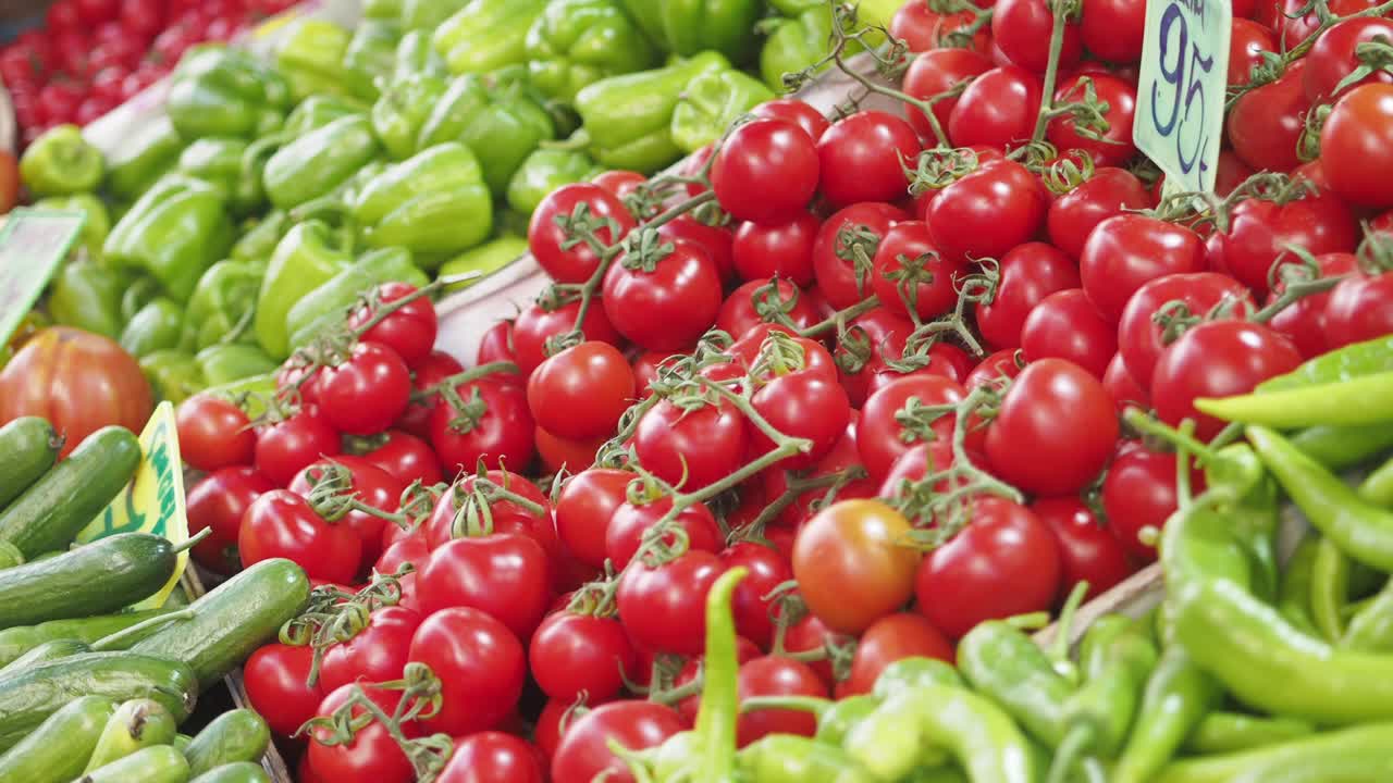 농부 들 의 시장 에서 신선 한 토마토, 초록 고추, 호박