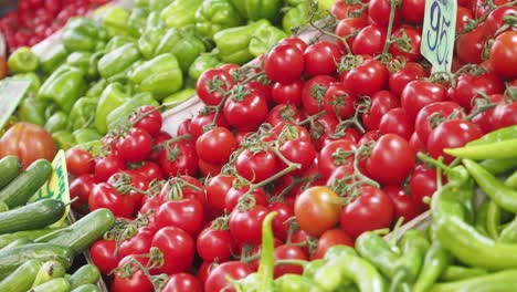 tomates frescos, pimientos verdes y pepinos en un mercado de agricultores