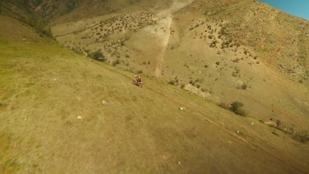 опытные гонщики ориентируются по волнистой местности. профессиональные мотоциклы представлены как размытие скорости и точности в погоне за триумфом. рев двигателей