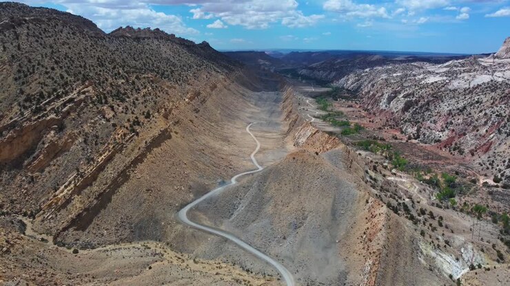 Strada deserta lungo il canyon e la montagna di giorno