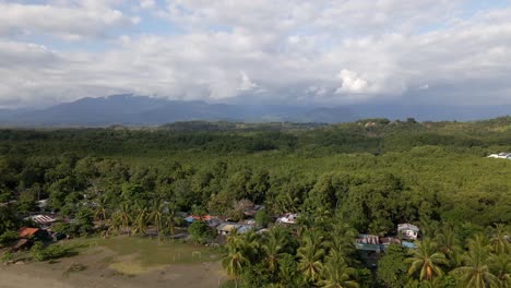 campo de fútbol abandonado en la playa de el cocal en quepos, costa rica